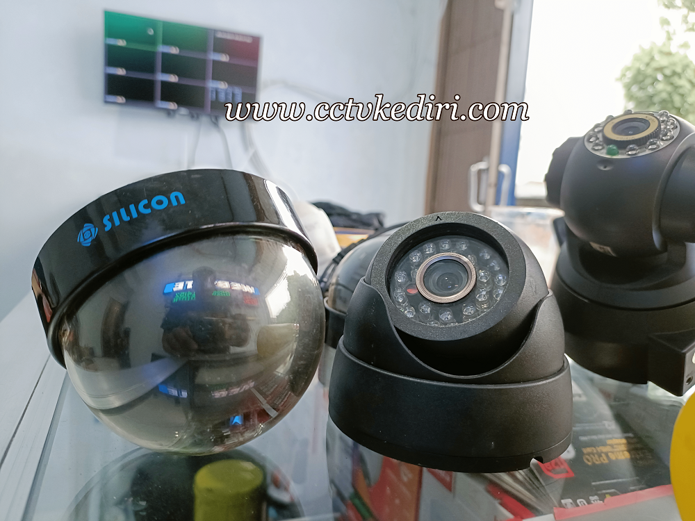 <p>CCTV difungsikan untuk memperkuat kemanan, baik di rumah maupun di perkantoran. Secara umum CCTV dapat diartikan sebagai suatu perangkat kamera video digital dan digunakan untuk mengirim sinyal ke layar monitor, kamera CCTV juga sering disebut dengan kamera pengintai, dengan harganya yang murah barang berkualitas, dapatkan lebih dari satu kamera ditoko kami.</p>